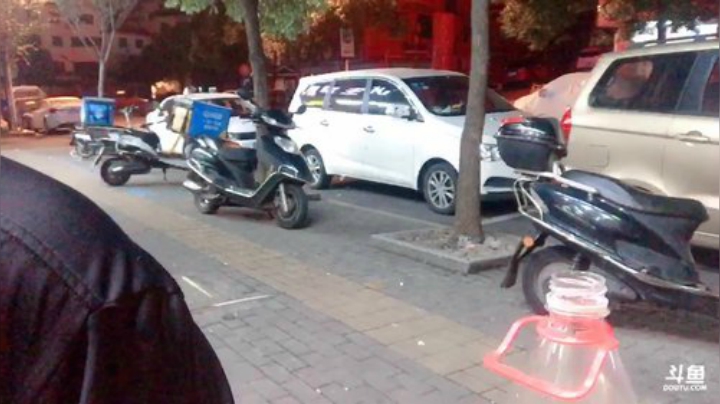 我在斗鱼看做个疯子直播户外