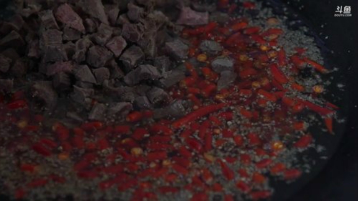 我在斗鱼看YESHI小哥直播美食