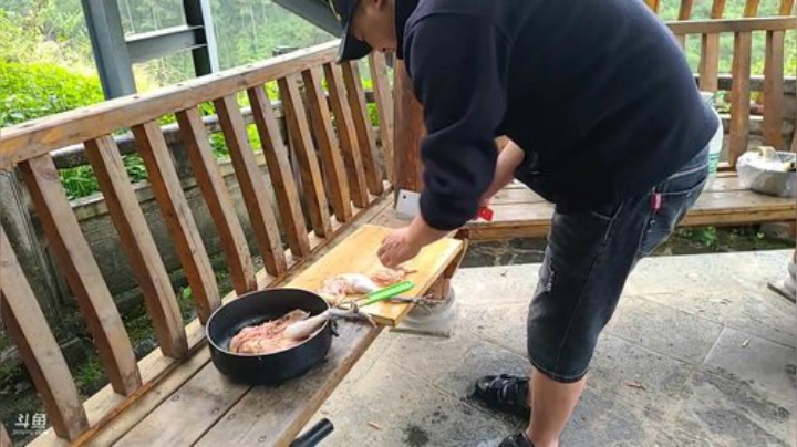 我在斗鱼看叶子户外直播户外