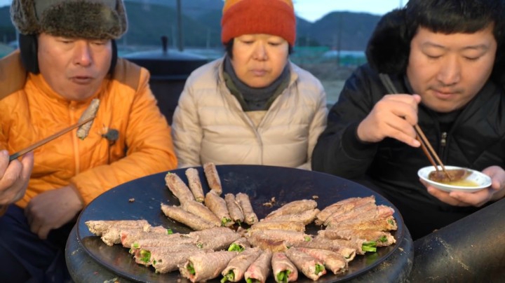 满满一锅好吃健康的牛肉蔬菜卷！沾上香油一起吃超好吃~