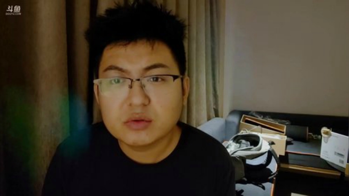 我在斗鱼看火力堂主直播户外