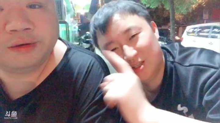 我在斗鱼看做个疯子直播户外