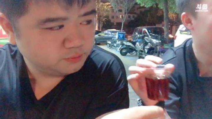 我在斗鱼看做个疯子直播户外