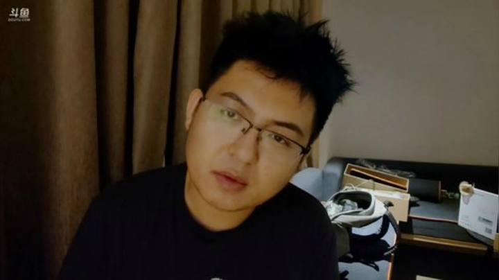 我在斗鱼看火力堂主直播户外