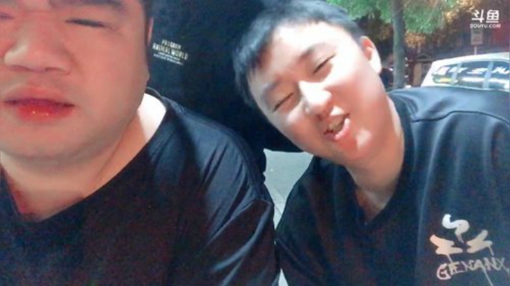 我在斗鱼看做个疯子直播户外