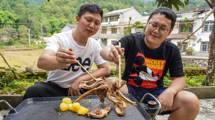 山药到老表家蹭饭吃，边烤羊排边喝红酒，两人有说有笑真开心