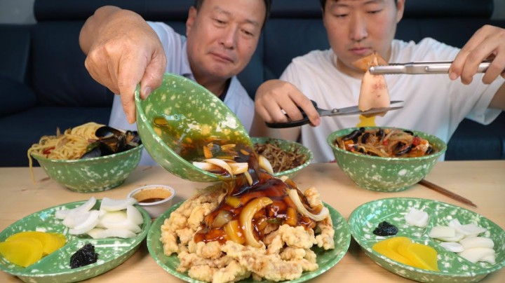 干活之后吃美味的辣海鲜面，糖醋肉和炸酱面，一整只鱿鱼很美味！