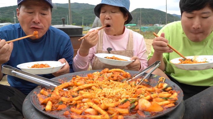 辣炒鱿鱼里搭配上虾和各种健康蔬菜后，再加上拉面味道就更好了！