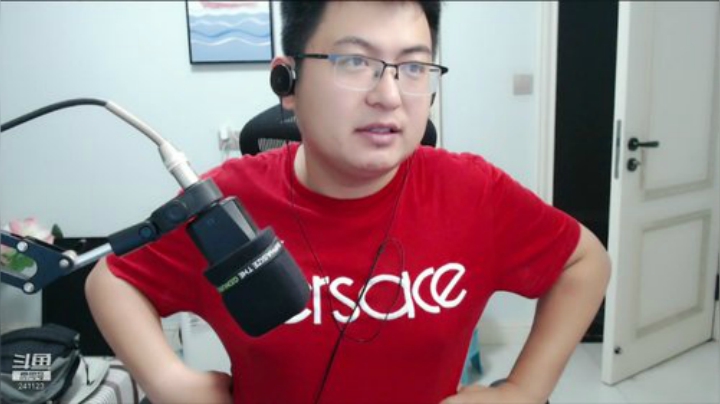 我在斗鱼看火力堂主直播户外