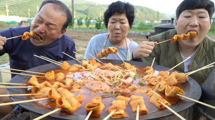 在天冷的时候最幸福的事就是和家人一起吃又热又辣的锅盖鱼饼串！