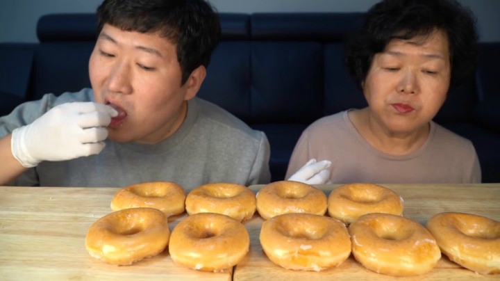 和妈妈一起品尝美味的原味奶油甜甜圈！妈妈最喜欢的食物之一~