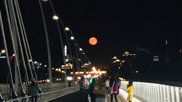 在新首钢大桥赏超级月亮