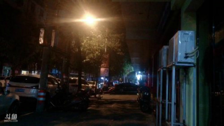 我在斗鱼看做个疯子直播户外