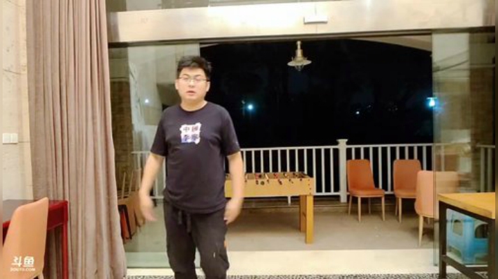 我在斗鱼看火力堂主直播户外