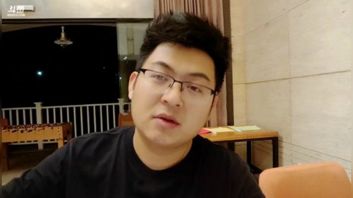 我在斗鱼看火力堂主直播户外