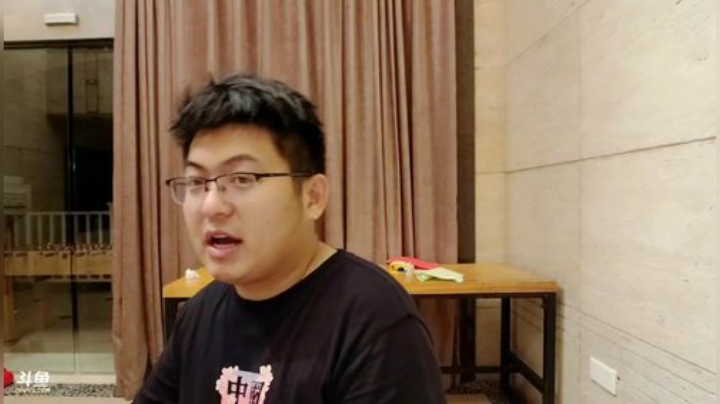 我在斗鱼看火力堂主直播户外