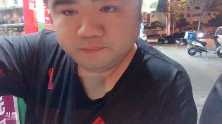 我在斗鱼看做个疯子直播户外
