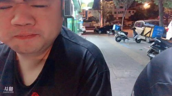 我在斗鱼看做个疯子直播户外