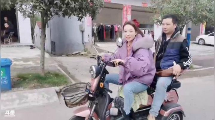 我在斗鱼看百变姑姑肖淑洁直播户外