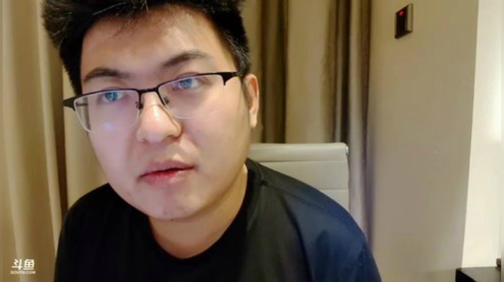 我在斗鱼看火力堂主直播户外