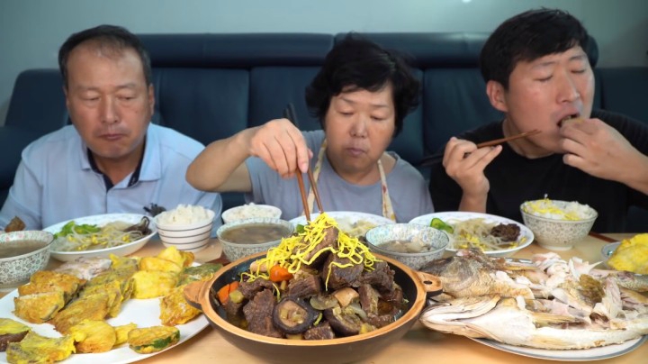 妈妈准备了满满一桌炖排骨和各种节日食品！丰盛到吃到撑！