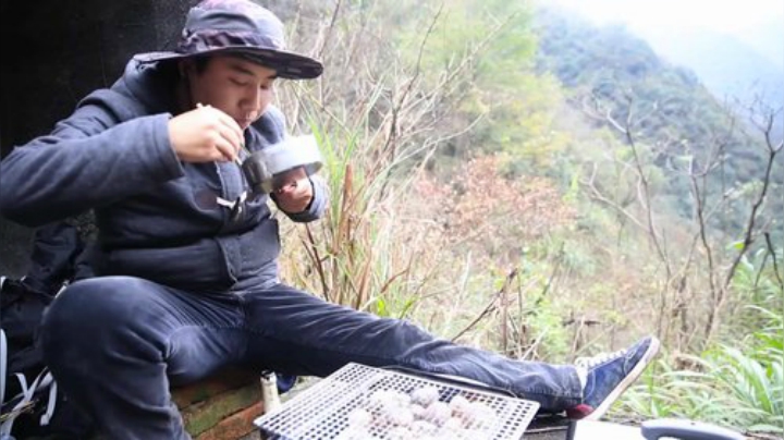 我在斗鱼看YESHI小哥直播美食