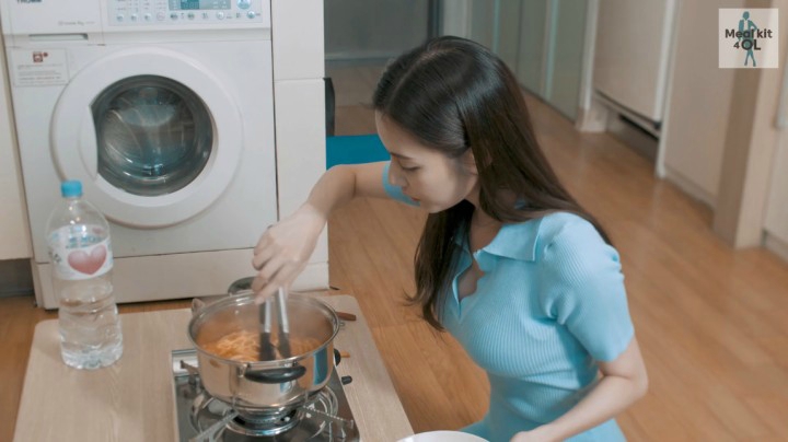 上班族智秀下班后在家做饭 -E07_08-红辣椒切面[1080P]