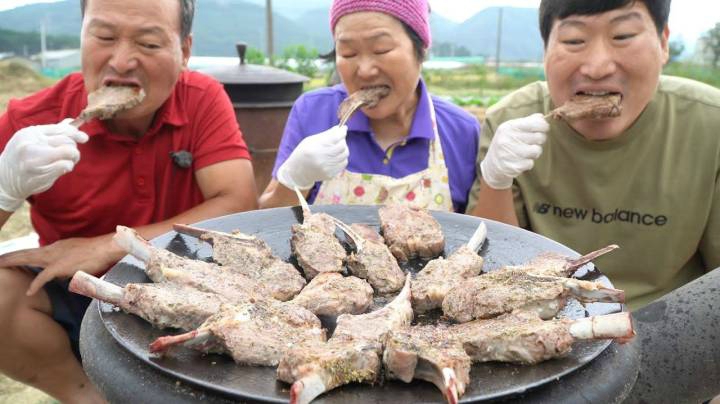 全家人一起吃在锅盖上烤的羊排，筋道又美味，吃到嘴里回味无穷！