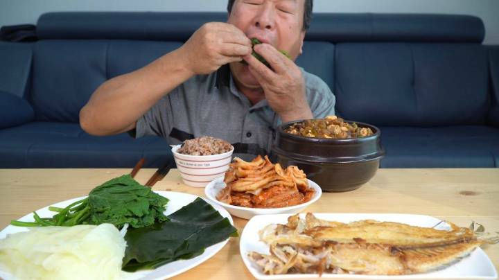 爸爸一人独享超下饭的调味大酱和菜包饭，一勺接一勺，真过瘾！