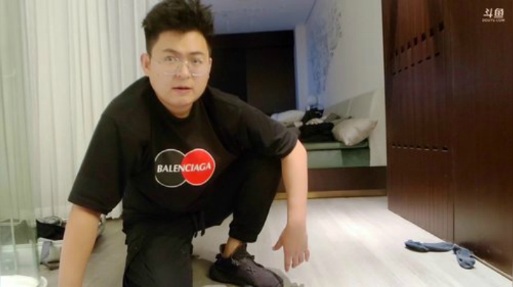 我在斗鱼看火力堂主直播户外