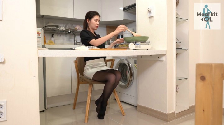 上班族智秀下班后下班后在家做饭 ---在伤心的日子里消除压力的公司职员智秀的“牛奶烹饪”[1080P]