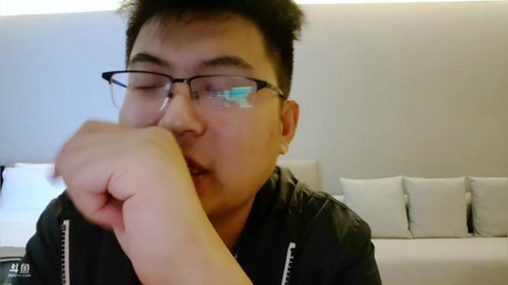 我在斗鱼看火力堂主直播户外