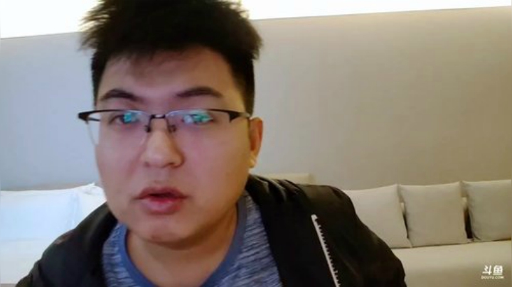 我在斗鱼看火力堂主直播户外