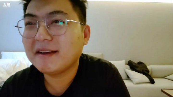 我在斗鱼看火力堂主直播户外