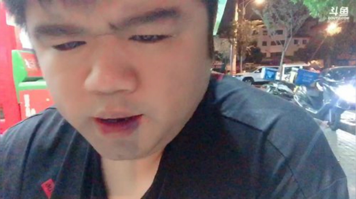 我在斗鱼看做个疯子直播户外