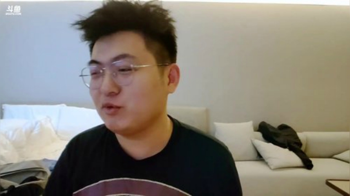 我在斗鱼看火力堂主直播户外