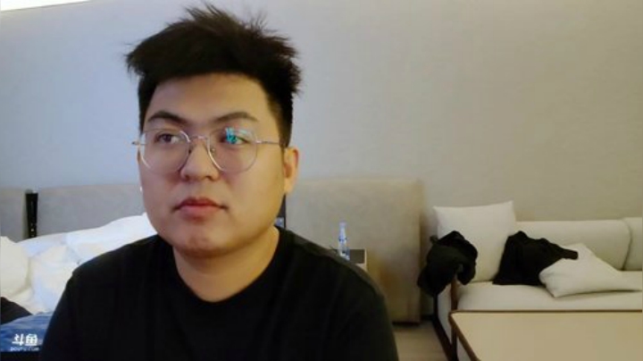 我在斗鱼看火力堂主直播户外