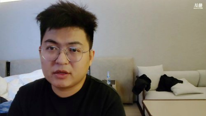 我在斗鱼看火力堂主直播户外