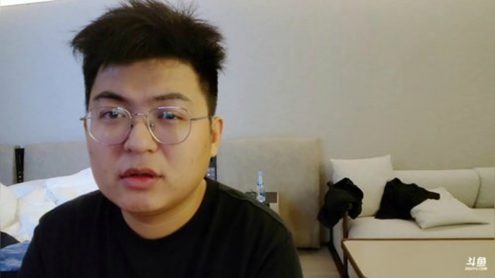我在斗鱼看火力堂主直播户外