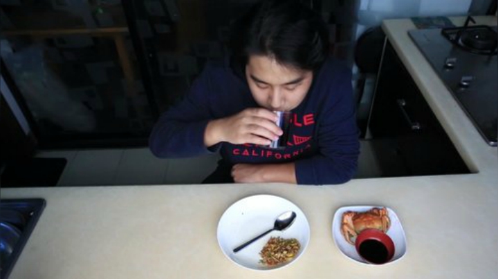 我在斗鱼看YESHI小哥直播美食