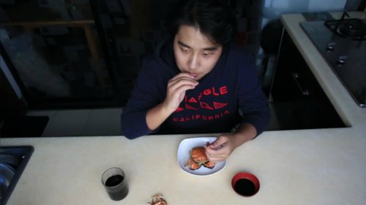 我在斗鱼看YESHI小哥直播美食