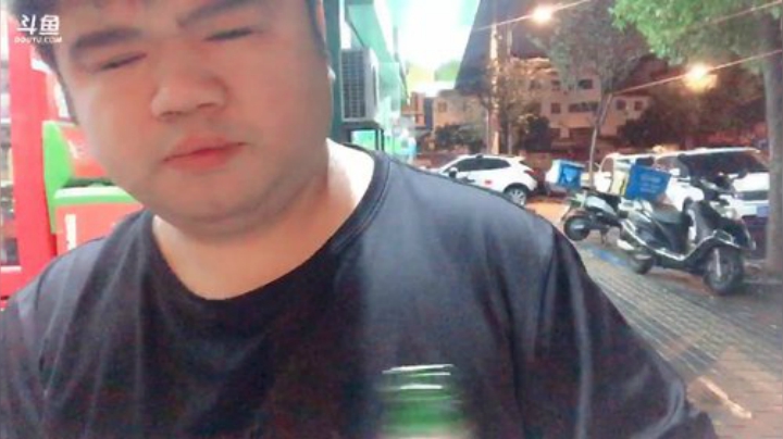 我在斗鱼看做个疯子直播户外
