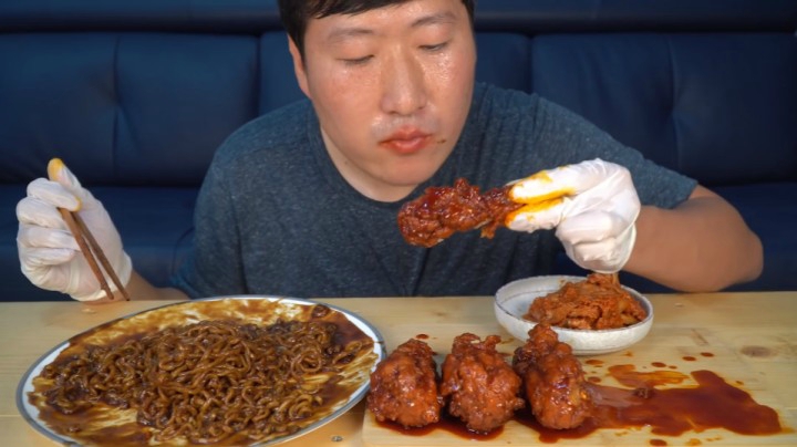 一人吃沾满火鸡酱的炸鸡腿和炸酱面，吃得满头大汗，太过瘾啦！