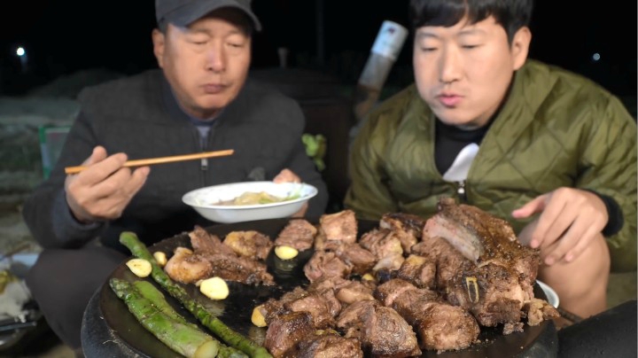 和爸爸吃2kg战斧牛排，满满的肉汁在嘴里蔓延，太满足啦！