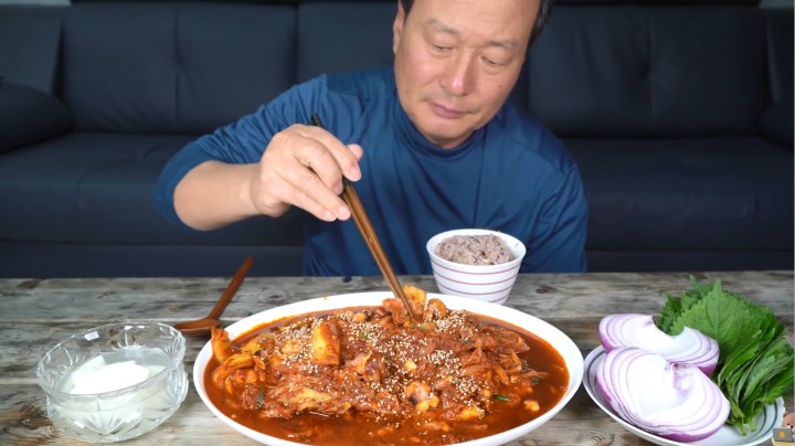 一人食，爸爸的料理实力越来越强~辣味调料的章鱼炒泡菜太诱人啦！