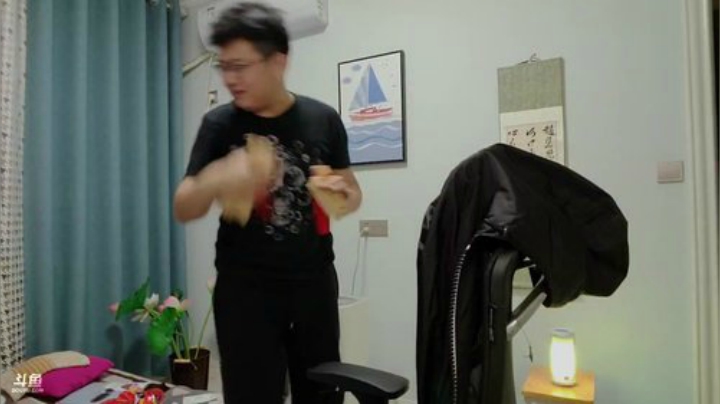 我在斗鱼看火力堂主直播户外