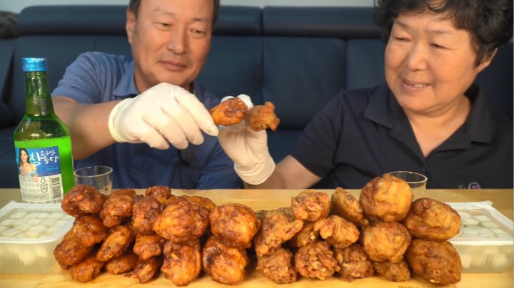 爸爸妈妈吃美味的韩式炸鸡和烧酒组合，配上解腻的萝卜好吃极了！
