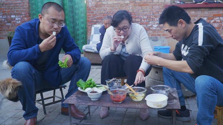 阿远想吃烤羊排，买了两扇，一扇直接烤一扇煮完烤，味道差别大
