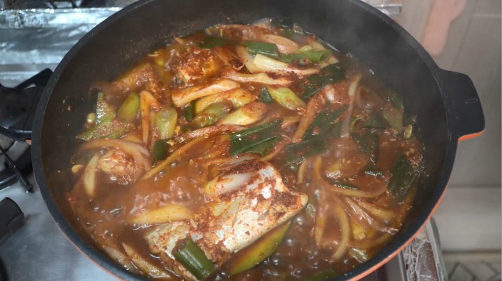 一起学习炖带鱼南瓜和凉拌菜的美食教程吧！做一道暖暖的家常菜！