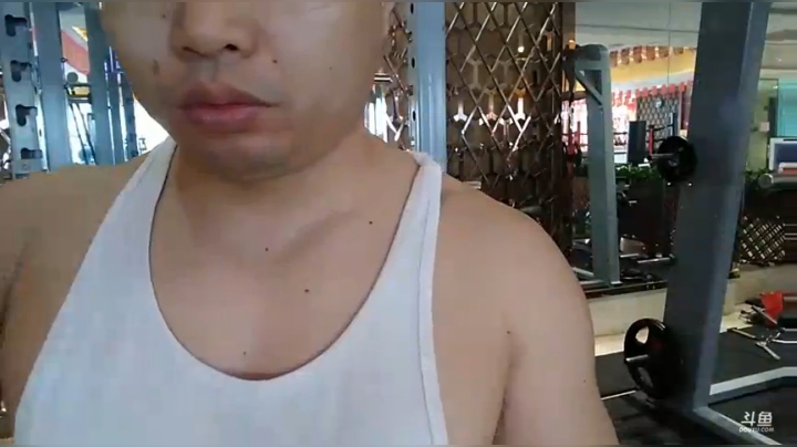 肩膀又变大了，又变圆了。